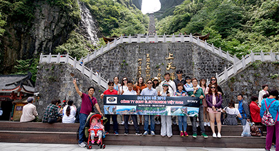 Đoàn khách khám phá Trương Gia Giới 04/05/2018