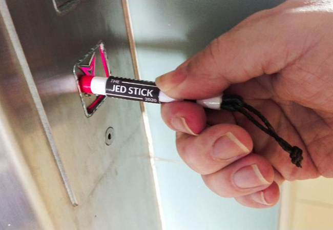 sinh-vien-singapore-sang-che-cut-bam-thang-may