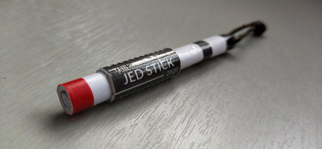 sinh-vien-singapore-sang-che-cut-bam-thang-may