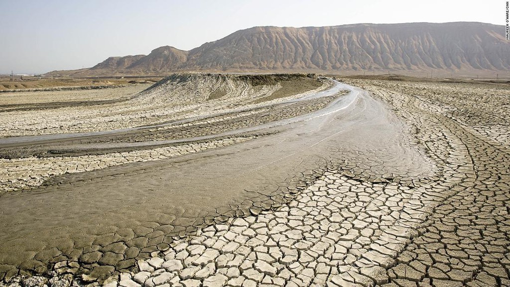 azerbaijan-quoc-gia-co-nhieu-nui-lua-bun-nhat-the-gioi