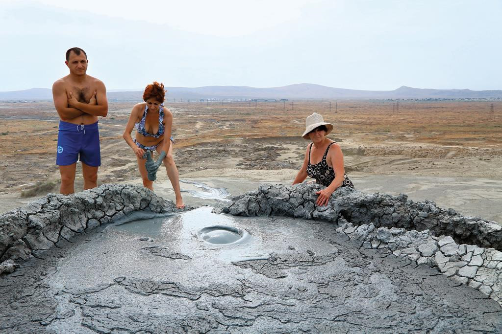 azerbaijan-quoc-gia-co-nhieu-nui-lua-bun-nhat-the-gioi