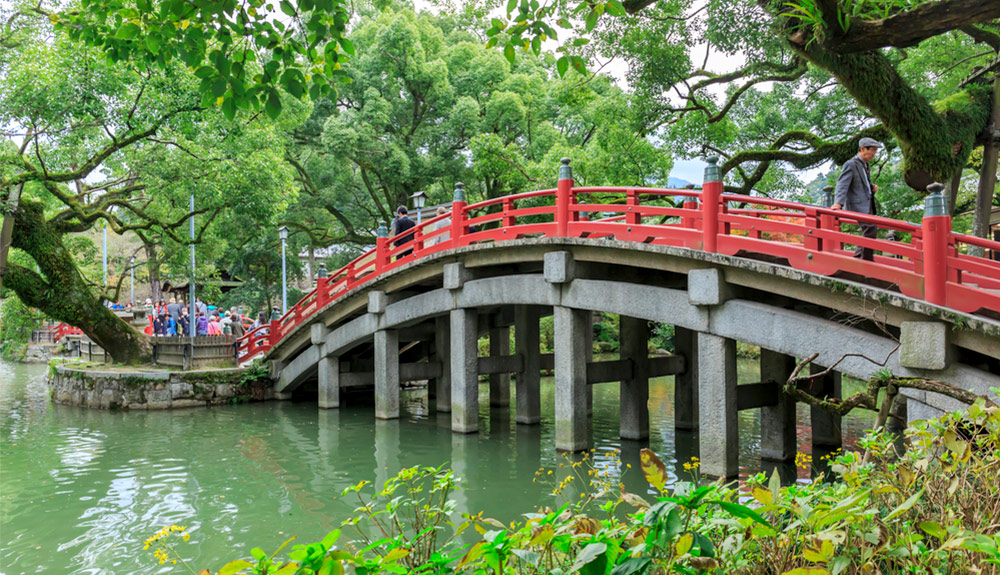 du thuyền biển cầu đỏ trong khu vườn đền dazaifu fukuoka