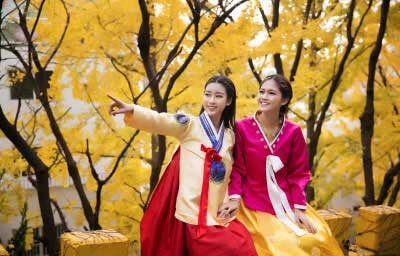 Hoa hậu Mỹ Linh và Á hậu Thanh Tú dao phố Busan trong trang phục Hanbok