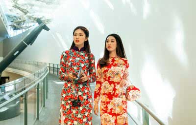 Hoa hậu Mỹ Linh diện áo dài thướt tha trên đường phố Nhật Bản