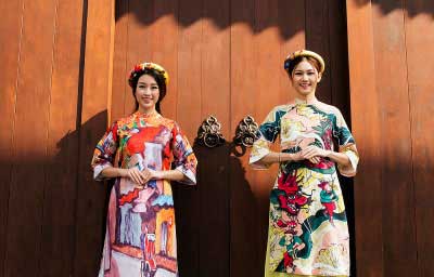 Hoa Hậu Mỹ Linh diện áo dài Việt Nam cách tân đi lễ chùa ở Thượng Hải