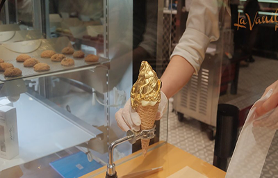 Cơn sốt ẩm thực mới: kem ốc quế phủ vàng