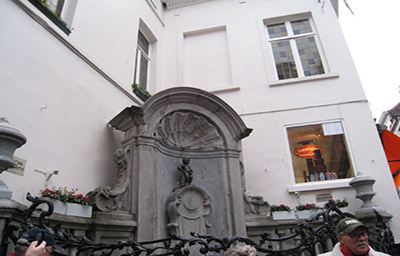 Giai thoại thú vị về bức tượng cậu bé đứng tè ở Bỉ